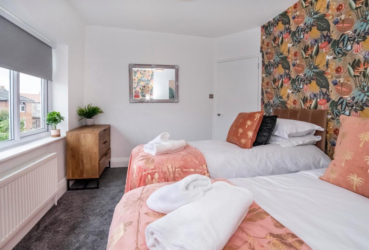 Вілла Stylish Hot Tub House With Free Parking! Йорк Екстер'єр фото