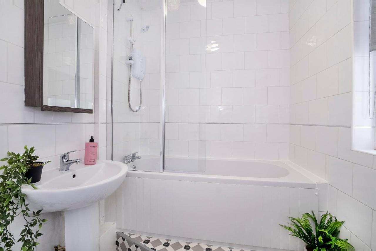 Вілла Stylish Hot Tub House With Free Parking! Йорк Екстер'єр фото